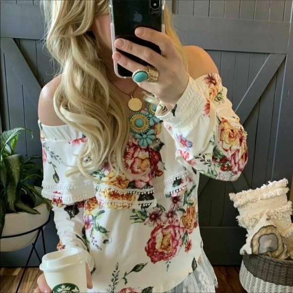 Off the Shoulder Floral Blouse - Picture 3 of 3